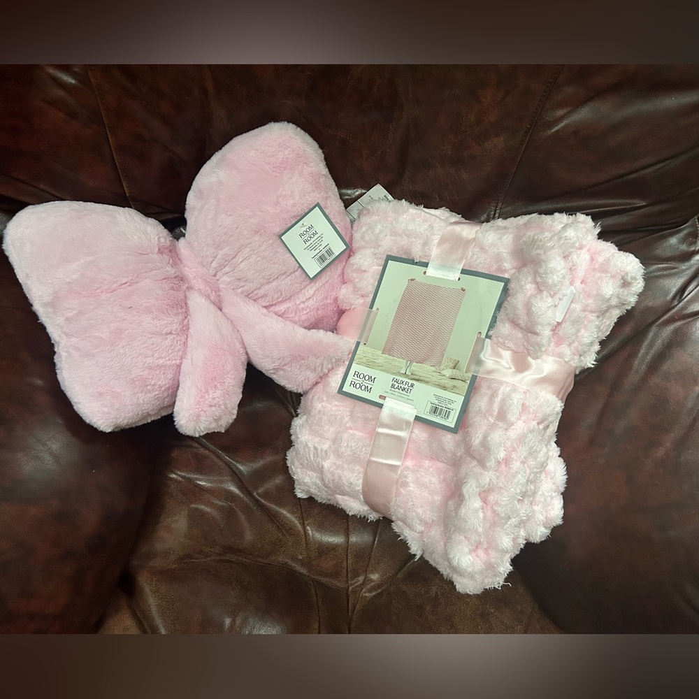 Room Essentials Soft Pink Bow Pillow and blanket